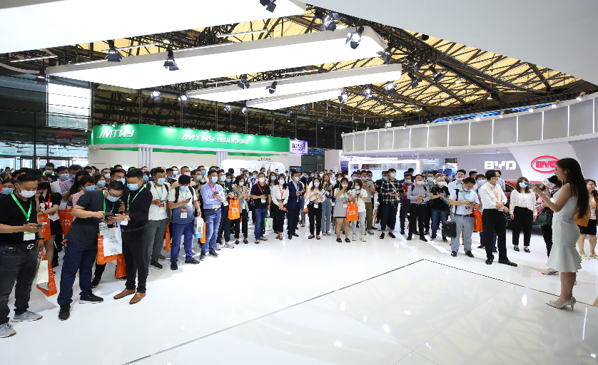 上海服裝展覽搭建公司分析 什么樣的職業(yè)裝才能吸引更多得觀眾！